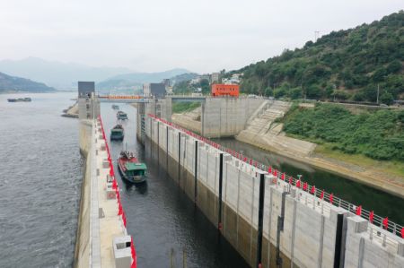 (miniature) Photo a&eacute;rienne prise le 28 octobre 2021 montrant des bateaux passer par une porte d'eau sur la rivi&egrave;re Minjiang