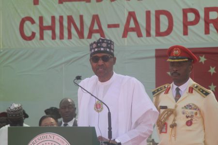 (miniature) Le pr&eacute;sident nig&eacute;rian Muhammadu Buhari prononce un discours lors d'une c&eacute;r&eacute;monie d'inauguration de la construction