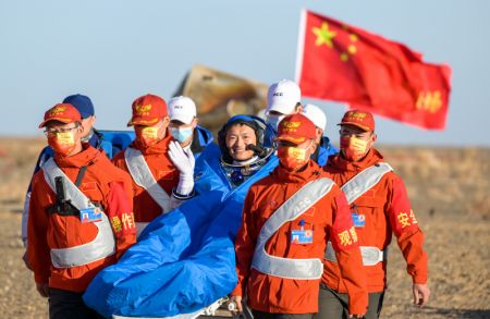 (miniature) L'astronaute Gui Haichao sort de la capsule de retour du vaisseau spatial habité Shenzhou-16 sur le site d'atterrissage de Dongfeng