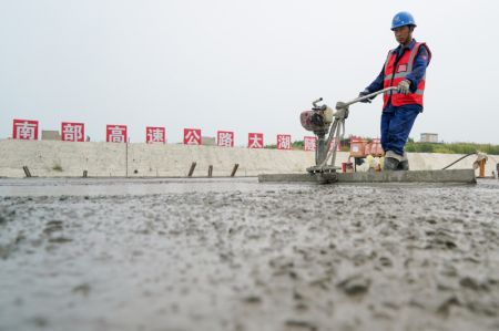 (miniature) Un ouvrier sur le chantier de la section de Nanquan du tunnel Taihu