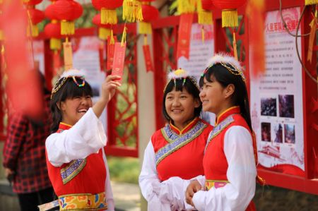 (miniature) Des &eacute;tudiantes tib&eacute;taines lisent des &eacute;nigmes &eacute;crites sur des cartes accroch&eacute;es &agrave; des lanternes color&eacute;es dans l'arrondissement de Wuxing de la ville de Huzhou de la province chinoise du Zhejiang (est)