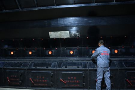 (miniature) Un employé vérifie les chaudières dans une entreprise de chauffage à Changchun