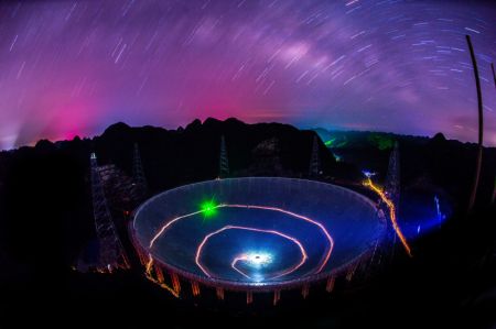 (miniature) Photo à longue exposition prise le 27 juin 2016 montrant une vue nocturne du radiotélescope sphérique de 500 mètres d'ouverture (Five-hundred-meter Aperture Spherical radio Telescope