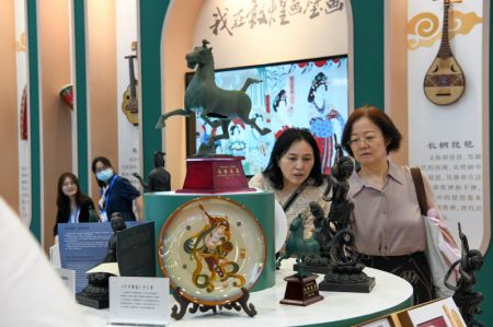 (miniature) Des visiteurs à la 19e édition du Salon international des industries culturelles de Chine (Shenzhen)