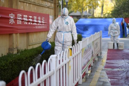 (miniature) Un employé désinfecte un quartier résidentiel de l'arrondissement de Jinfeng à Yinchuan