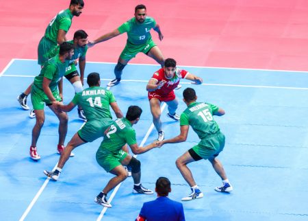 (miniature) Des joueurs s'affrontent lors du match de kabaddi pour hommes du groupe B entre l'Iran et le Pakistan lors des 19es Jeux asiatiques à Hangzhou