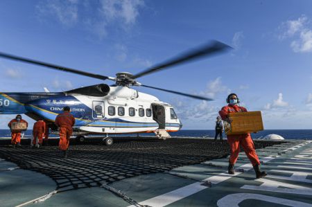 (miniature) Des travailleurs sur la plate-forme p&eacute;troli&egrave;re en mer