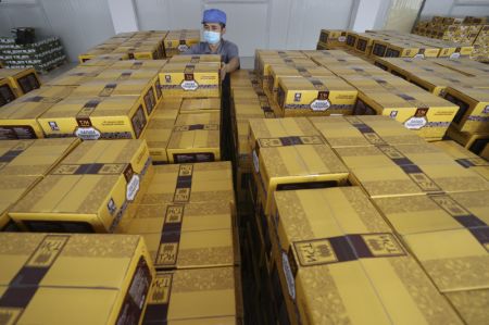 (miniature) Un employé entrepose des produits destinés à être exportés vers la Russie