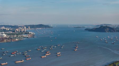 (miniature) Photo prise par un drone aérien le 2 octobre 2024 montrant des bateaux naviguant le long du canal Shiziyang dans la zone de l'estuaire de la rivière des Perles dans la province du Guangdong (sud de la Chine)