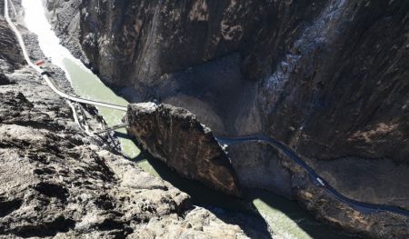 (miniature) Photo aérienne du pont Nujiang sur la route Sichuan-Xizang