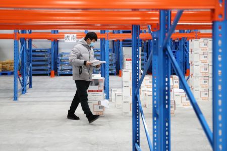 (miniature) Un employé travaille dans une usine de réfrigération de vaccins contre le COVID-19 de la société Sinovac Research and Development Co