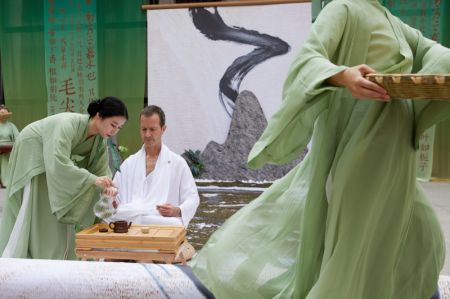 (miniature) Des artistes exécutent des danses traditionnelles chinoises et l'art du thé à Madrid