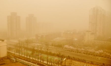 (miniature) Photo montrant des bâtiments enveloppés par la tempête de sable à Beijing