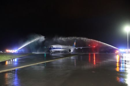 (miniature) Un avion de passagers en provenance de Chine est accueilli par des jets d'eau à l'aéroport de Luxembourg