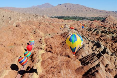 (miniature) Des montgolfières dans le parc géologique national de Danxia