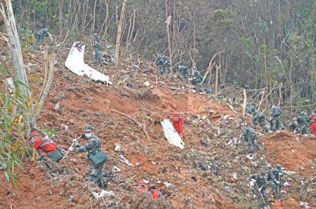 (miniature) Des secouristes recherchent les boîtes noires sur le site du crash d'un avion dans le district de Tengxian de la région autonome Zhuang du Guangxi (sud de la Chine)