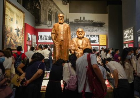 (miniature) Des gens visitent le musée du Parti communiste chinois (PCC) à Beijing