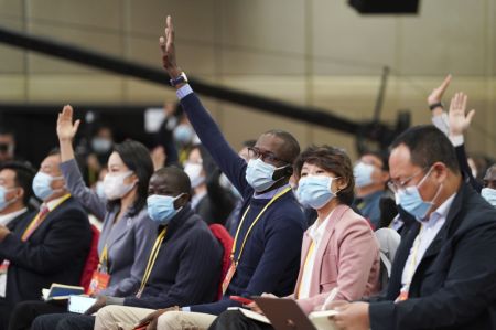 (miniature) Des journalistes l&egrave;vent la main pour poser des questions par liaison vid&eacute;o lors d'une conf&eacute;rence de presse en marge du 20e Congr&egrave;s national du Parti communiste chinois (PCC)
