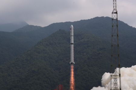 (miniature) Une fusée porteuse Longue Marche-2D transportant un satellite de télédétection décolle depuis le Centre de lancement des satellites de Xichang
