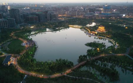 (miniature) Vue aérienne nocturne du parc de Jinhu de la Nouvelle Zone de Xiong'an