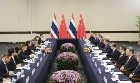 (miniature) Le président chinois Xi Jinping rencontre la Première ministre thaïlandaise Paetongtarn Shinawatra en marge de la 31e Réunion des dirigeants économiques de la Coopération économique pour l'Asie-Pacifique (APEC) à Lima