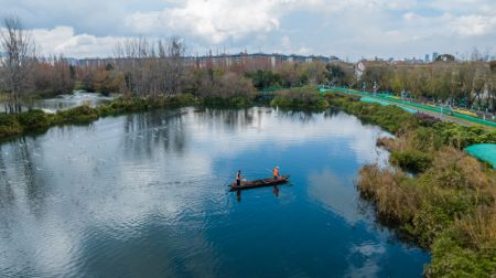 (miniature) Des membres du personnel d'hygiène nettoyant des déchets sur le lac Dianchi à Kunming