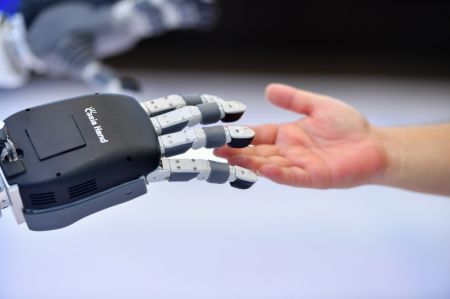 (miniature) Un visiteur interagit avec un robot de service lors de la Conférence mondiale sur l'informatique 2023 à Changsha