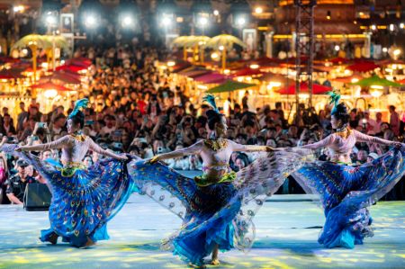 (miniature) Des touristes assistent à un spectacle au marché nocturne Starlight dans la ville de Jinghong de la préfecture autonome Dai de Xishuangbanna