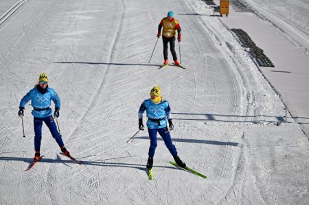 (miniature) Des sportifs participent à une session d'entrainement au Centre national de ski de fond à Zhangjiakou