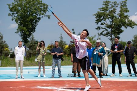 (miniature) Un jeune de l'ethnie Hezhe participe &agrave; une comp&eacute;tition lors de la 11e &eacute;dition du Festival Wurigong de l'ethnie Hezhe
