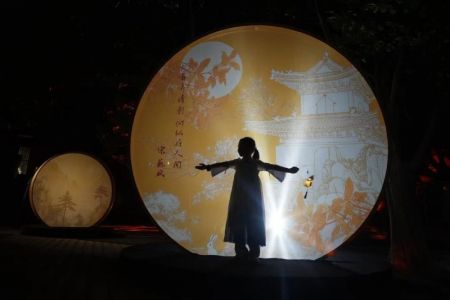 (miniature) Une visiteuse au Musée de la cloche ancienne du temple Dazhong