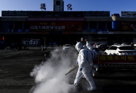 (miniature) Des employ&eacute;s d&eacute;sinfectent la place de la gare de Tonghua