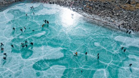 (miniature) Photo aérienne de touristes sur un lac glacé devant le mont Qungmknag