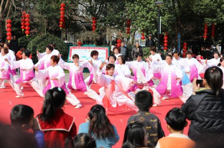 (miniature) Les habitants appr&eacute;cient la performance de Taichi dans l'arrondissement de Wuxing de la ville de Huzhou de la province chinoise du Zhejiang (est)