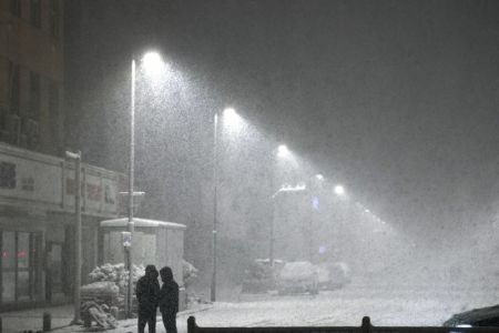 (miniature) Des personnes sous une forte chute de neige à Zhengzhou