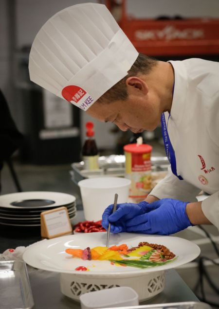 (miniature) Un chef cuisinier participe au 9e Championnat du monde de cuisine chinoise à Vancouver