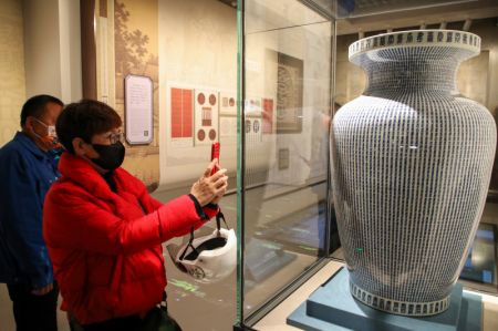 (miniature) Des gens visitent une salle d'exposition de la phase II du Musée national de l'écriture chinoise