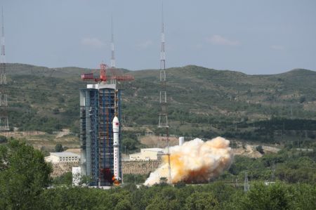 (miniature) Une fusée porteuse Longue Marche-2D transportant quatre satellites décolle depuis le Centre de lancement de satellites de Taiyuan