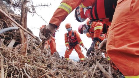 (miniature) Opérations de secours dans un bourg à Mianning