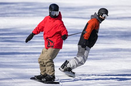 (miniature) Des skieurs profitent des pistes de la station de ski de Changbaishan dans la province du Jilin (nord-est)