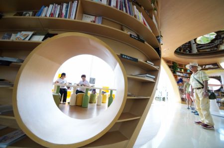 (miniature) Des touristes lisent des livres dans une librairie de la zone administrative de Bailidujuan