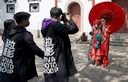 (miniature) Un couple d'amoureux prend des photos de mariage au pavillon Qingchuan à Wuhan