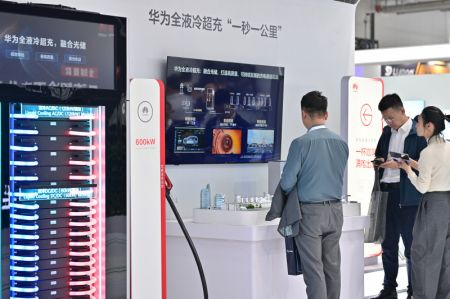 (miniature) Des gens visitent le stand de Huawei lors de la 12e Exposition et Conférence internationale du stockage de l'énergie