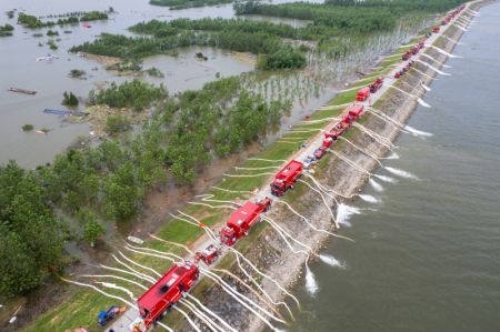 (miniature) Photo aérienne des secouristes en train de pomper les eaux de crue du lac Dongting dans le bourg de Tuanzhou