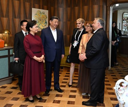 (miniature) Le président chinois Xi Jinping et son épouse Peng Liyuan participent à une cérémonie d'adieu à l'invitation du Premier ministre hongrois Viktor Orban et son épouse