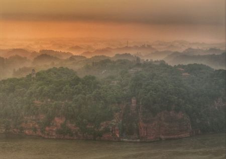 (miniature) Le grand Bouddha de Leshan à l'aube