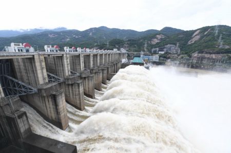 (miniature) La centrale hydroélectrique de Shuikou ouvre ses écluses pour lâcher de l'eau après des jours de pluies sur le cours supérieur de la rivière Minjiang dans le district de Minqing