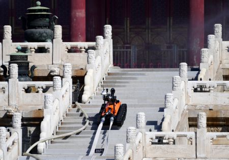 (miniature) Un robot de lutte contre les incendies participe à un exercice de lutte contre les incendies au musée du Palais