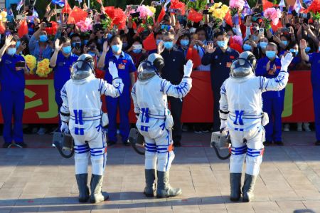 (miniature) Une cérémonie de départ des astronautes chinois de la mission spatiale habitée Shenzhou-12