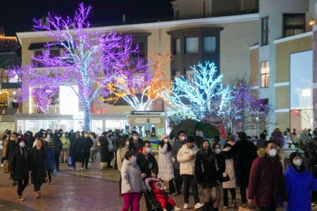(miniature) Des personnes profitent de leur temps libre dans un centre commercial